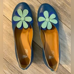 Vladi  Blue and Green Floral Women's Shoes. Size 39 (8 to 8.5)